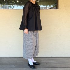 画像2: STAMP AND DIARY/スタンプアンドダイアリー　 高密度コットン裾ダーツワイドパンツ (2)