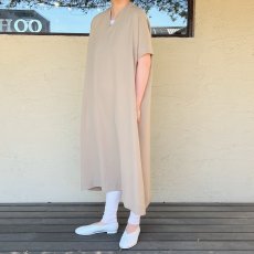 画像2: NO CONTROL AIR/ノーコントロールエアー　 追撚ポリエステルツイル　フレンチスリーブワンピース　 サンドベージュ (2)