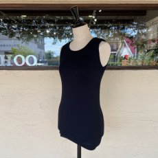 画像1: homspun／ホームスパン　 40/1度詰フライス ノースリーブプルオーバー　ブラック (1)