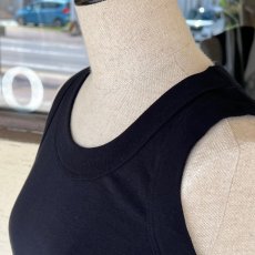 画像2: homspun／ホームスパン　 40/1度詰フライス ノースリーブプルオーバー　ブラック (2)