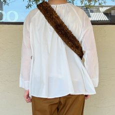 画像3: R&D.M.Co-/オールドマンズテーラー　 ガーメントダイタイプライター　フリルボディバッグ　 ブラウン (3)