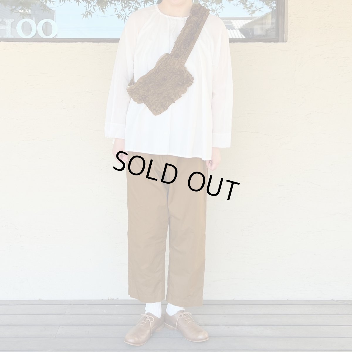 画像2: R&D.M.Co-/オールドマンズテーラー　 ガーメントダイタイプライター　フリルボディバッグ　 ブラウン (2)