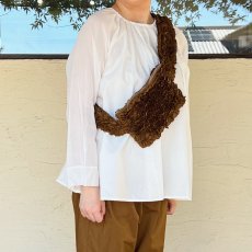 画像4: R&D.M.Co-/オールドマンズテーラー　 ガーメントダイタイプライター　フリルボディバッグ　 ブラウン (4)