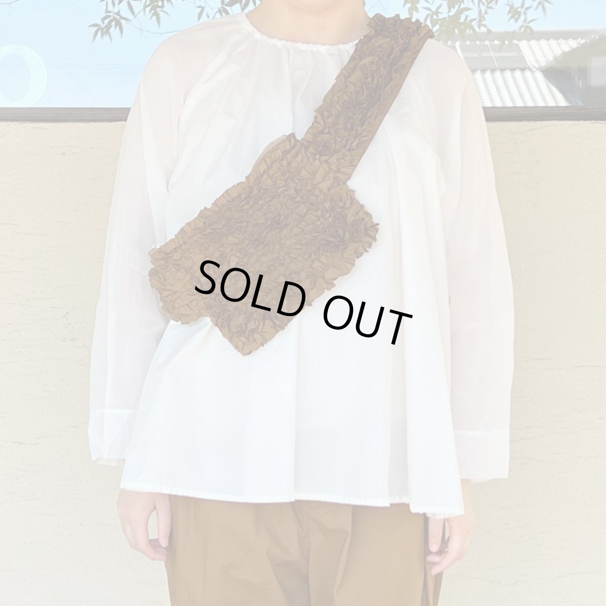 画像1: R&D.M.Co-/オールドマンズテーラー　 ガーメントダイタイプライター　フリルボディバッグ　 ブラウン (1)