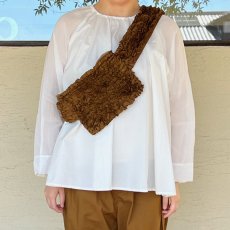 画像1: R&D.M.Co-/オールドマンズテーラー　 ガーメントダイタイプライター　フリルボディバッグ　 ブラウン (1)